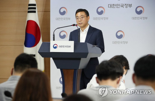이태희 과학기술정보통신부 정책실장이 12일 정부서울청사에서 SK텔레콤의 '2G 서비스'를 폐지 승인에 대해 발표하고 있다. 연합뉴스